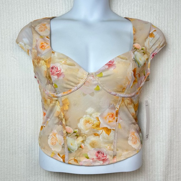 Madden Girl Tops - NWT Madden Girl Juniors Top With A Floral Pattern Size L